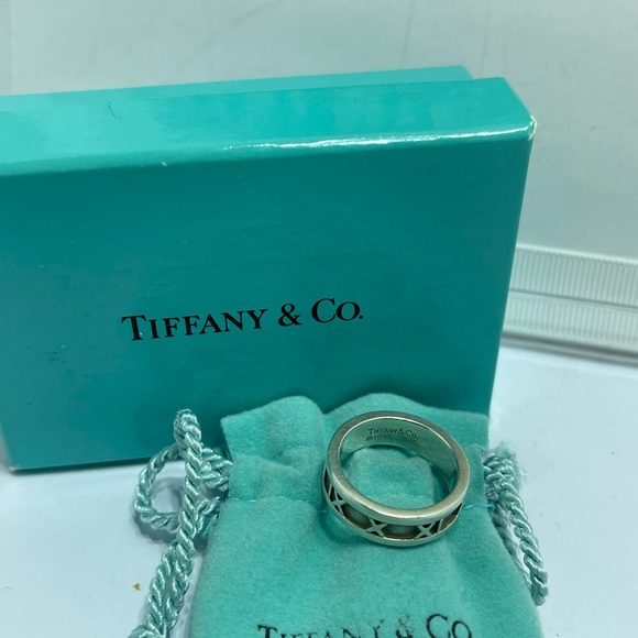 - Tiffany and Co. Atlas Ring size6 in silver 925. Comes with pouch and box. - Picture 4 of 14